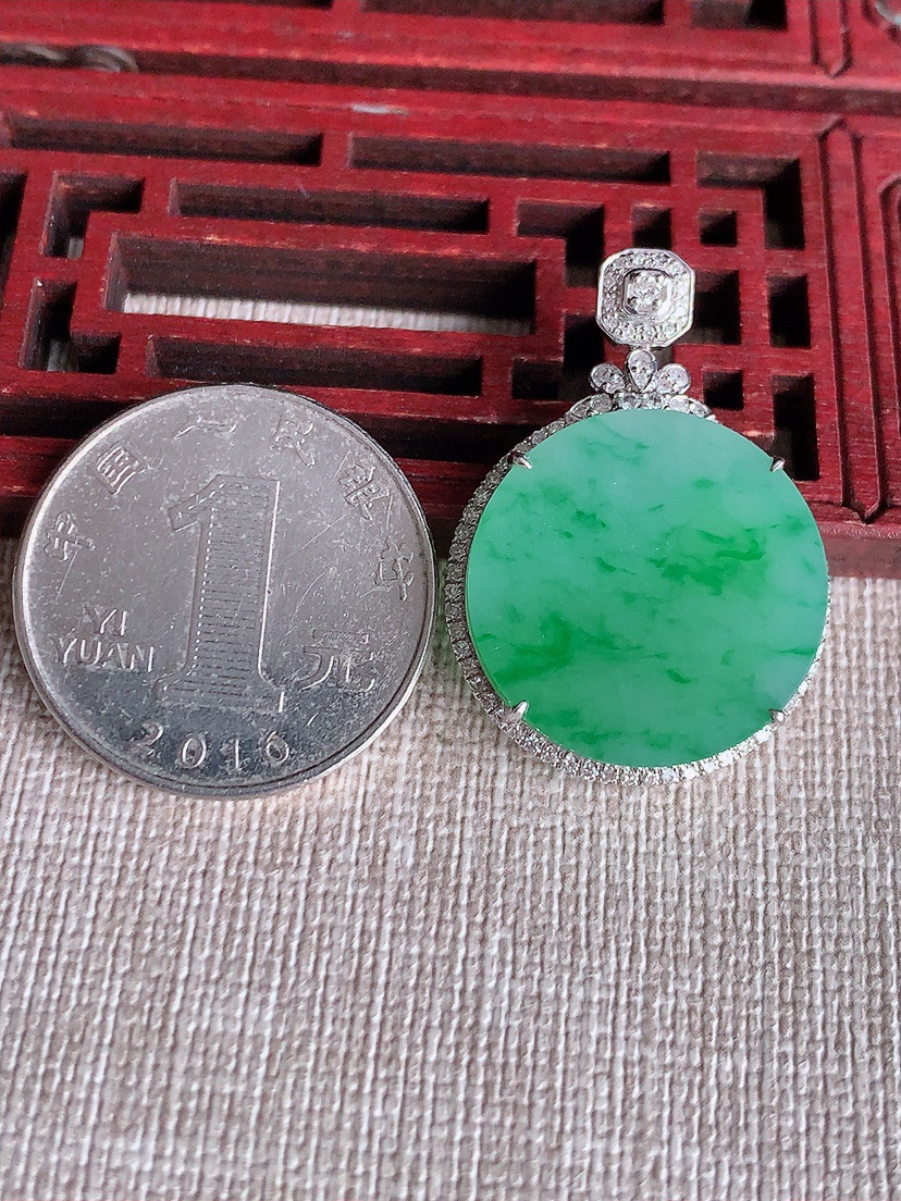 天然A货翡翠18K金伴钻镶嵌飘绿无事牌吊坠 
尺寸31.6-22.5-7.5裸石20.3mm 重量6.48g 0414