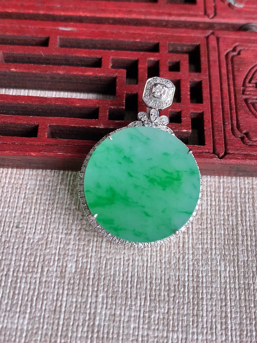 天然A货翡翠18K金伴钻镶嵌飘绿无事牌吊坠 
尺寸31.6-22.5-7.5裸石20.3mm 重量6.48g 0414