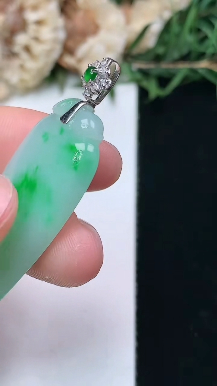 天然A货翡翠福瓜吊坠，尺寸41-18-5，重量:7.55g
4月15日