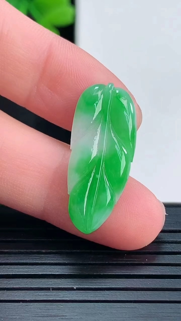 天然A货翡翠金枝玉叶 叶子吊坠尺寸25.4-10.8-2.2重量:1.20g
4月15日