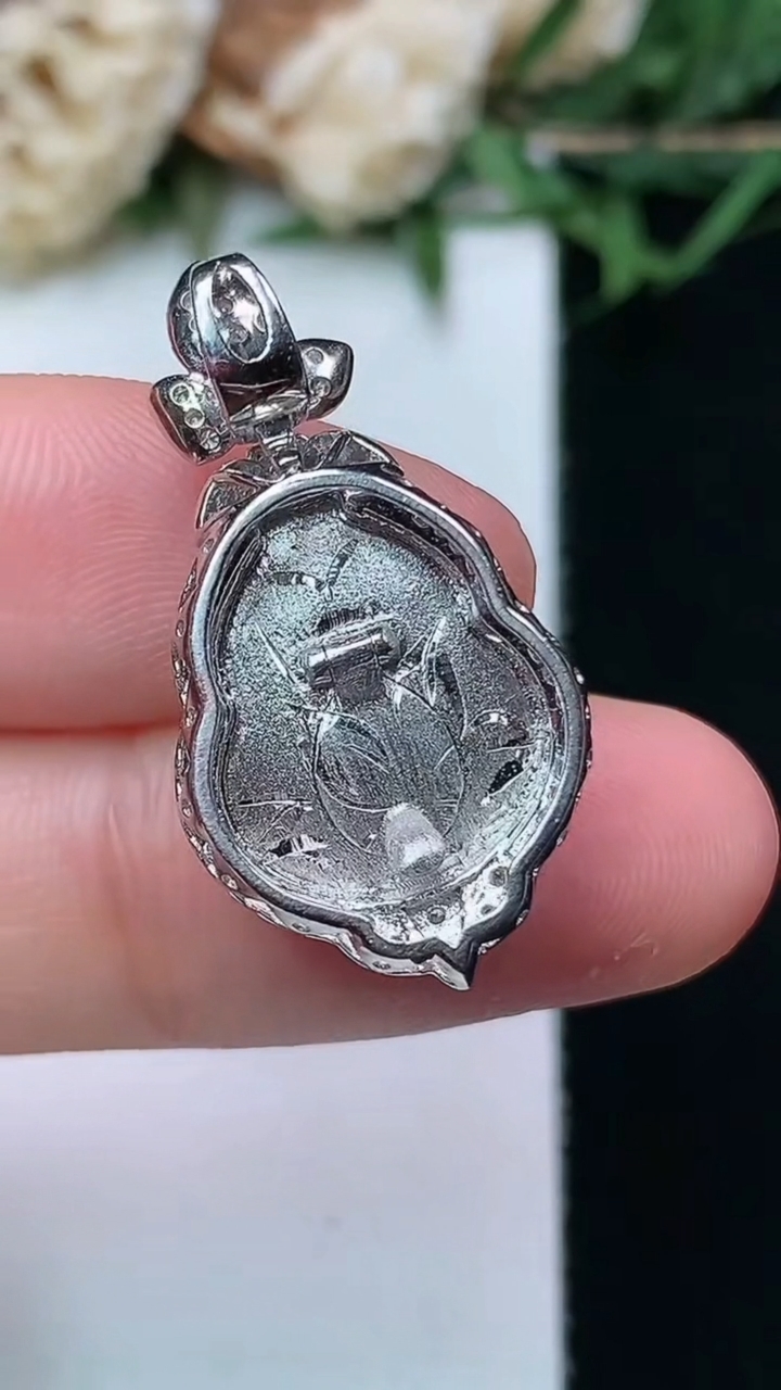 天然A货翡翠葫芦吊坠，尺寸27.6-14.6-9.3
4月15日