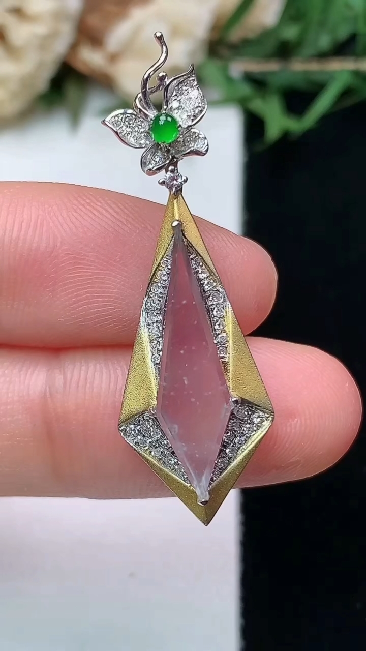 天然A货翡翠白冰随形吊坠，尺寸37-11.8-6.4，裸石20.8-5，重量:1.90g
4月15日