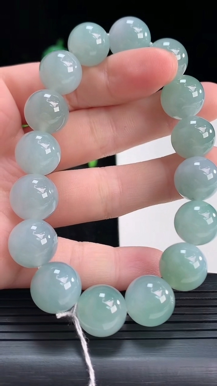 天然A货翡翠圆珠手串尺寸12.5-16颗重量:51.55g4月15日
工厂直销收藏佳品,种好水足，色泽均匀，有种有色，上手高大气！