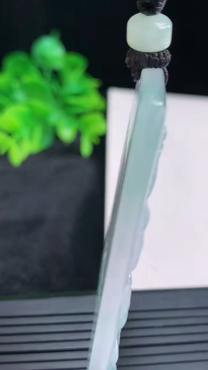 天然A货翡翠飘花千手观音吊坠尺寸64.9-47.6-5.5重量:44.71g
4月15日