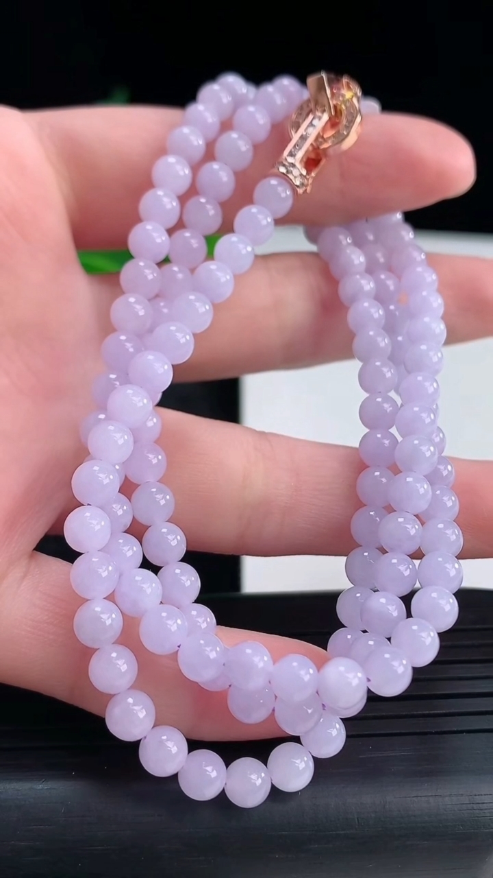 天然A货翡翠紫罗兰圆珠项链尺寸4.7-121颗重量:26.05g
4月15日