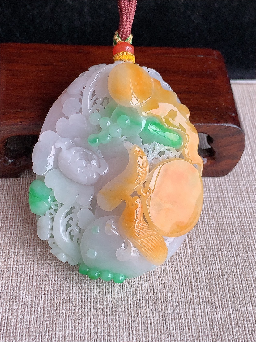 天然A货翡翠黄加绿双彩鸟语花香吊坠  
尺寸62.3-49.2-19.5mm 重量88.95g 04