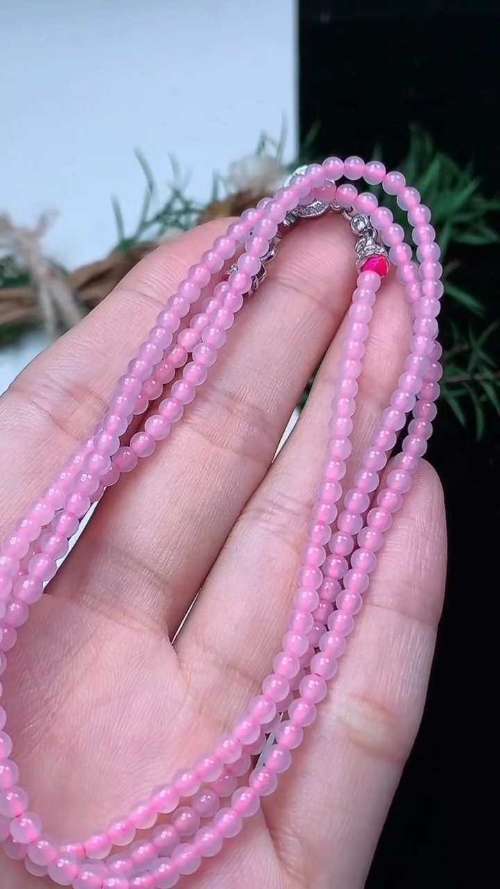 天然A货翡翠白冰小米珠项链，尺寸3-215颗，重量:10.97g4月15日
工厂直销收藏佳品,种好水足，色泽均匀，有种有色，上手高大气！