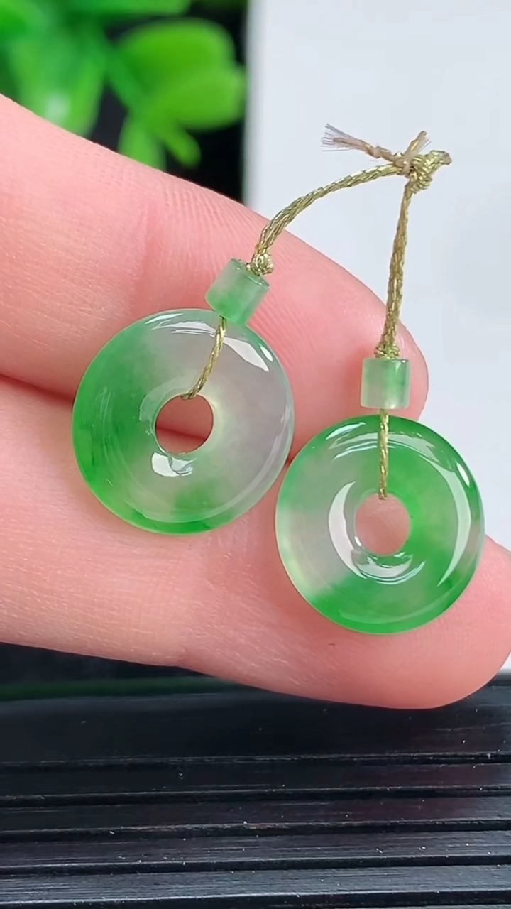 天然A货翡翠平安环吊坠一对尺寸12.3-2重量:1.52g
4月15日