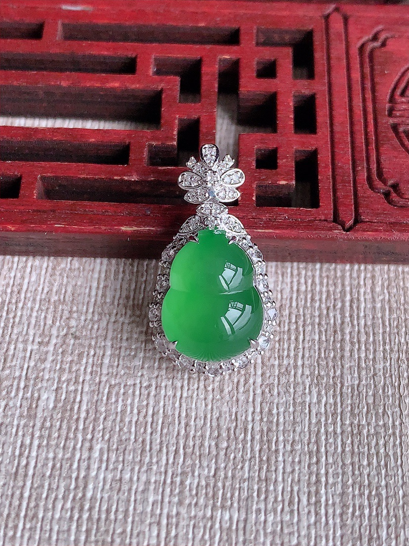 天然A货翡翠18K金伴钻镶嵌阳绿葫芦吊坠 
尺寸23.8-13-10.2裸石12.8-10mm 重量4.08g 0414