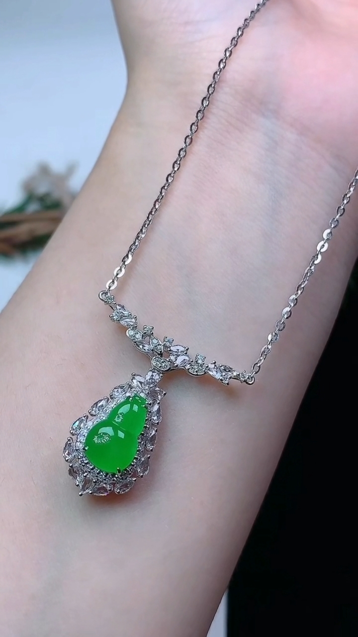 天然A货翡翠葫芦项链，尺寸10.9-6.8，重量:4.45g
4月15日