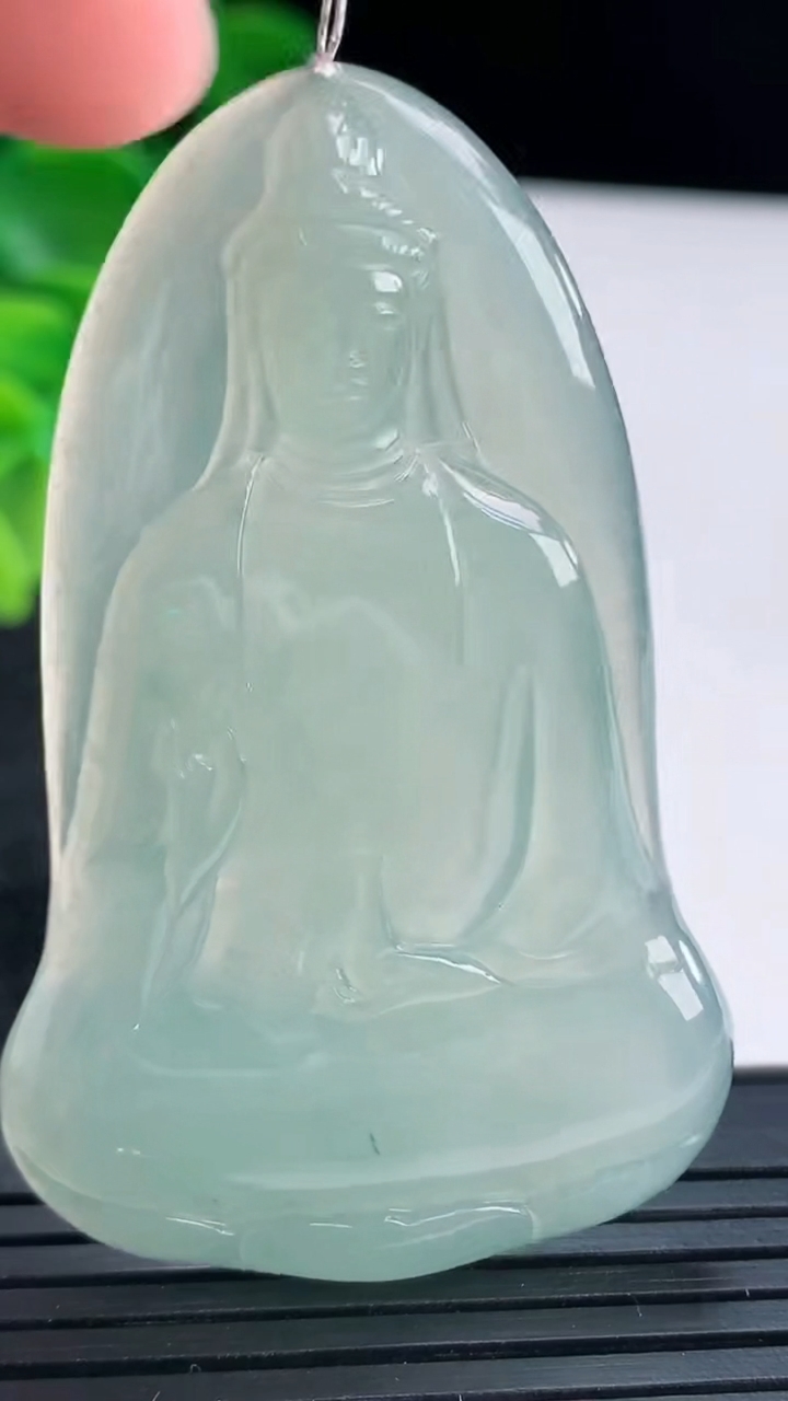 天然A货翡翠观音菩萨吊坠尺寸58.9-36.7-4.1重量:18.81g
4月15日
