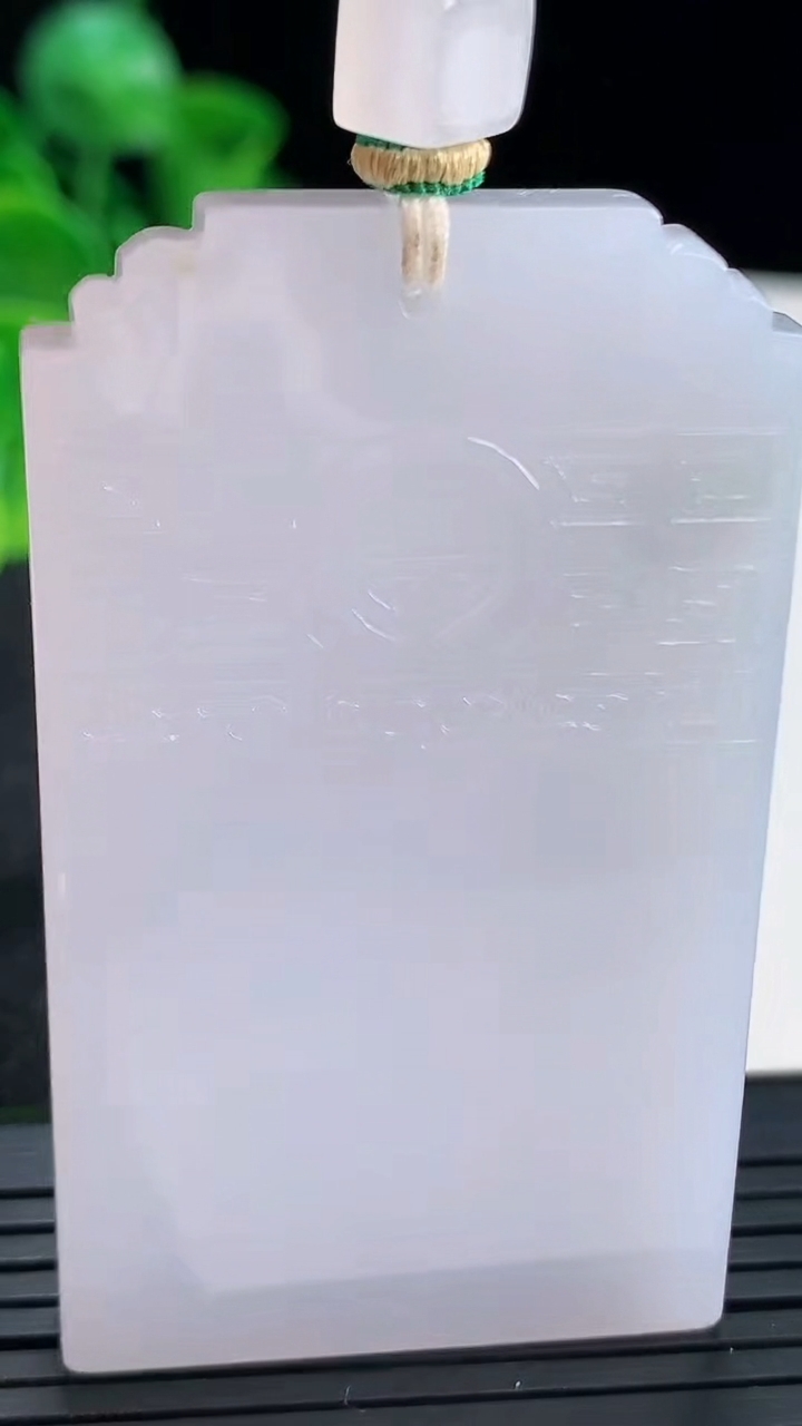 天然A货翡翠紫罗兰仿古无事牌吊坠尺寸58.3-34.2-5.8重量:45.31g
4月15日