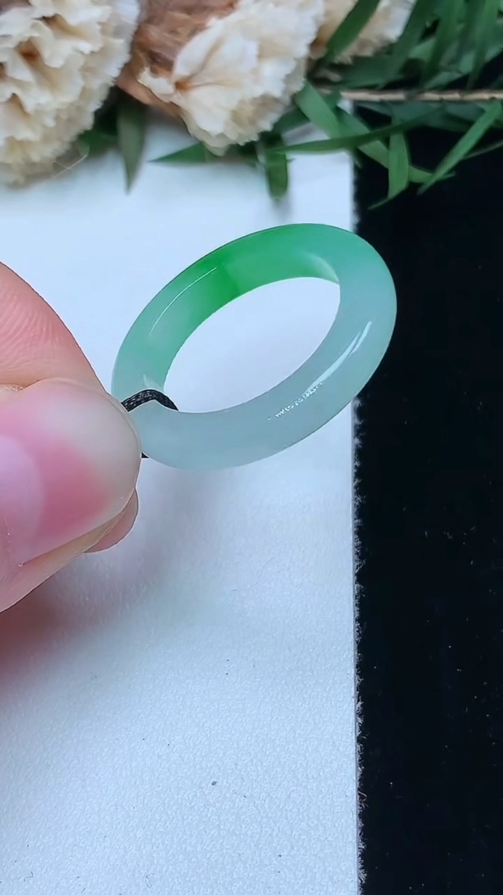 天然A货翡翠指环戒指，尺寸16.8-3.7-3.5，重量:2.73g2026年4月15日
工厂直销收藏佳品,种好水足，色泽均匀，有种有色，上手高大气！