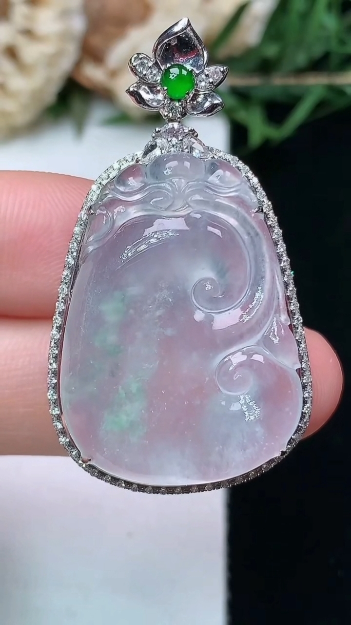 天然A货翡翠如意吊坠，尺寸40-22.8-8.9，裸石27.4-20，重量:6.85g
4月15日