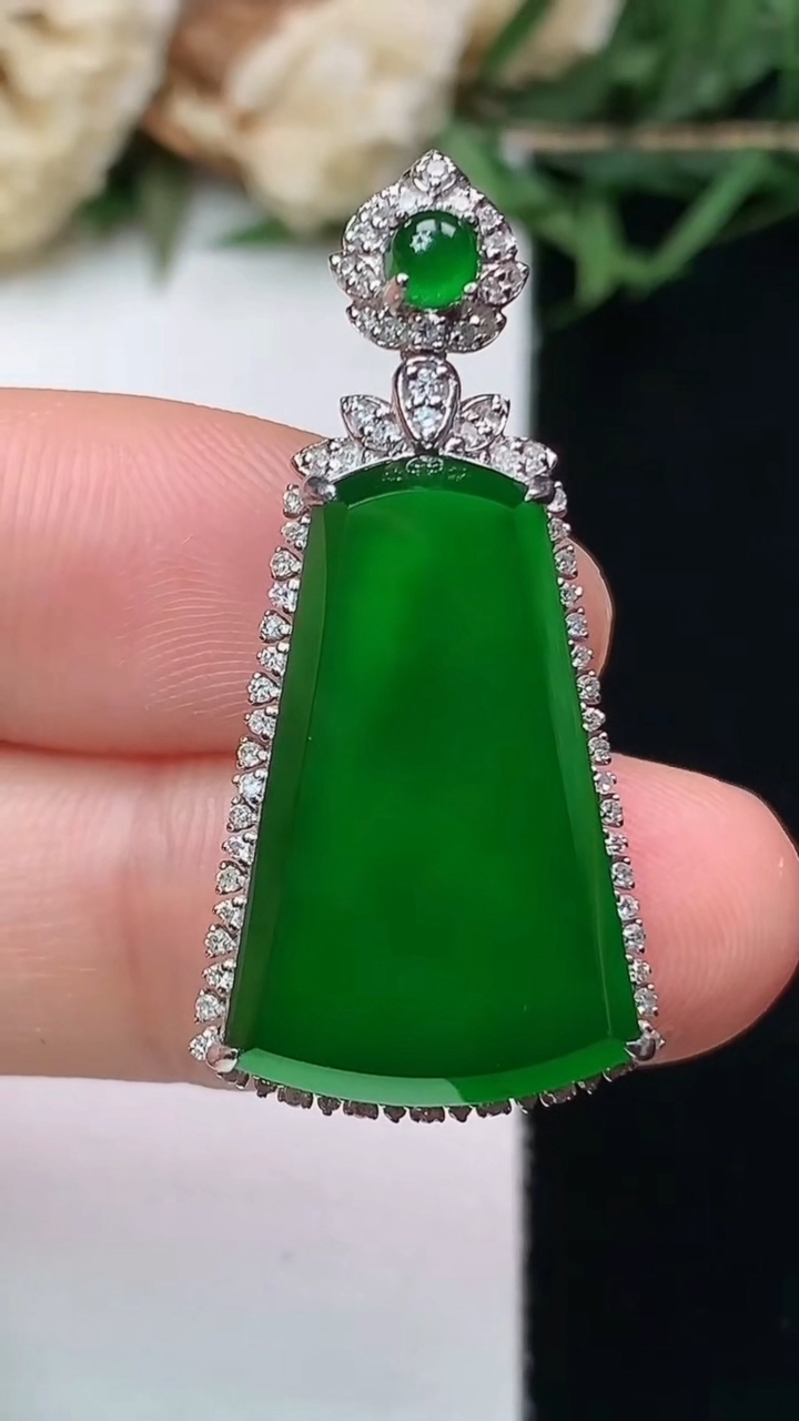 天然A货翡翠无事牌吊坠，尺寸33.4-16.4-7.7，裸石20.8-13.5，重量:4.27g
4