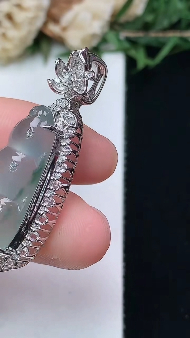 天然A货翡翠飘花福豆吊坠，尺寸38-16.2-10.6，裸石24.8-12.6，重量:5.68g
4月15日