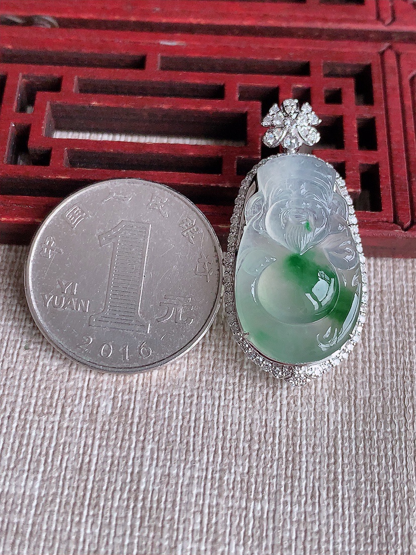 天然A货翡翠18K金伴钻镶嵌飘绿财神爷吊坠 
尺寸36.3-17.2-10.2裸石25-14.8mm 重量5.25g 0414