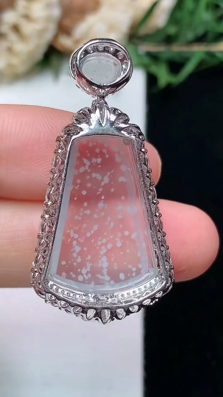 天然A货翡翠白冰无事牌吊坠，尺寸36.7-18.6-9，裸石21.3-13.5
4月15日，重量:5.16g