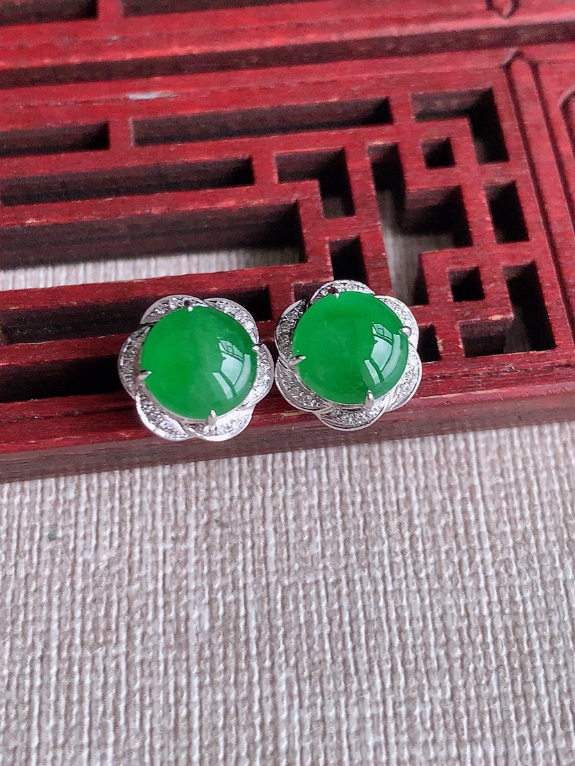 天然A货翡翠18K金伴钻镶嵌阳绿蛋面耳钉 
尺寸7.5mm 重量2.96g 0414