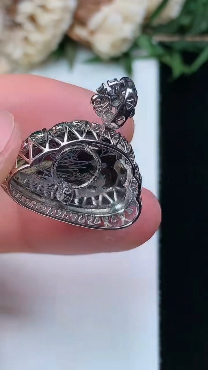 天然A货翡翠佛公吊坠，尺寸23-22.4-9，裸石12.7-19.9，重量:3.71g
4月15日，重量:3.71g