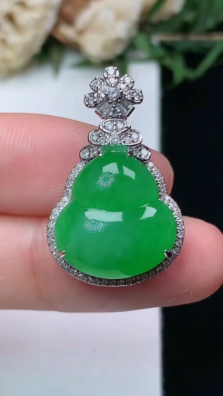 天然A货翡翠葫芦吊坠，尺寸26.3-16.5-10.2，裸石15.5-14，重量:4.54g
4月15日