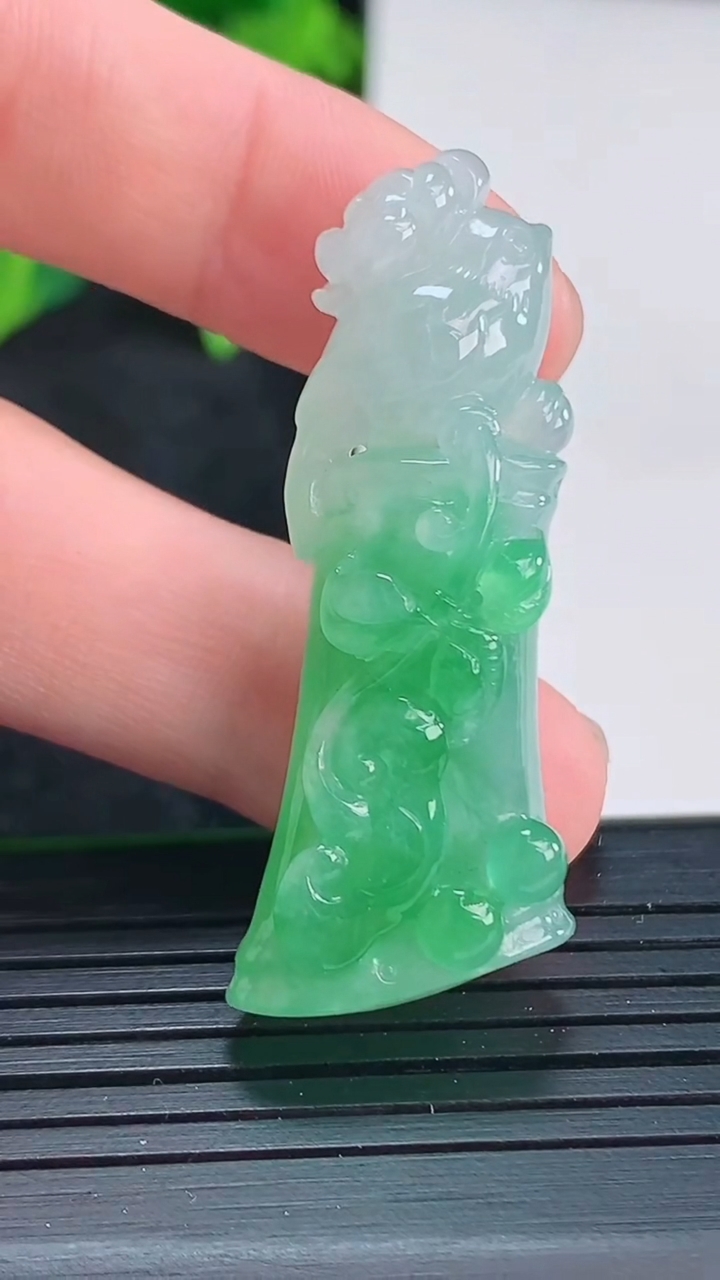 天然A货翡翠节节高升 竹节吊坠尺寸41.6-17.3-9.9重量:12.07g
4月15日