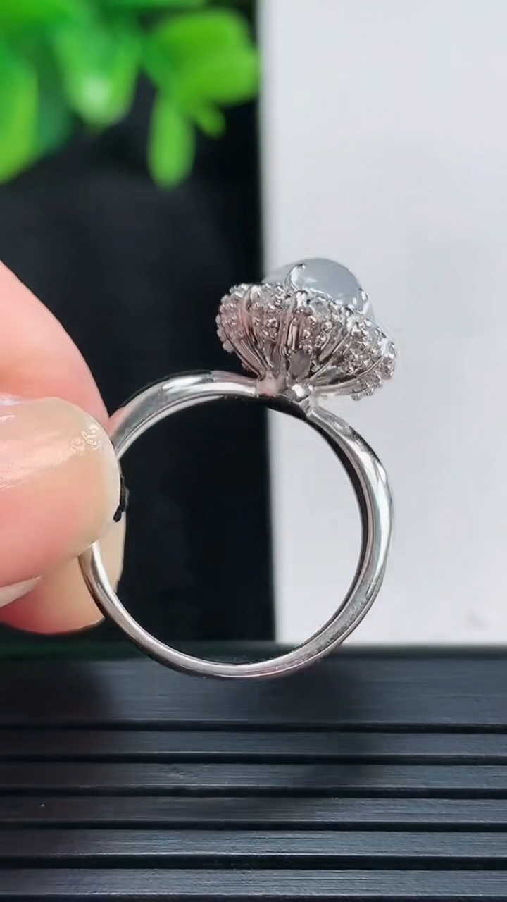 天然A货翡翠种白冰蛋面戒指尺寸17.1-8.3-7.5重量:3.10g2026年4月15日
工厂直销收藏佳品,种好水足，色泽均匀，有种有色，上手高大气！