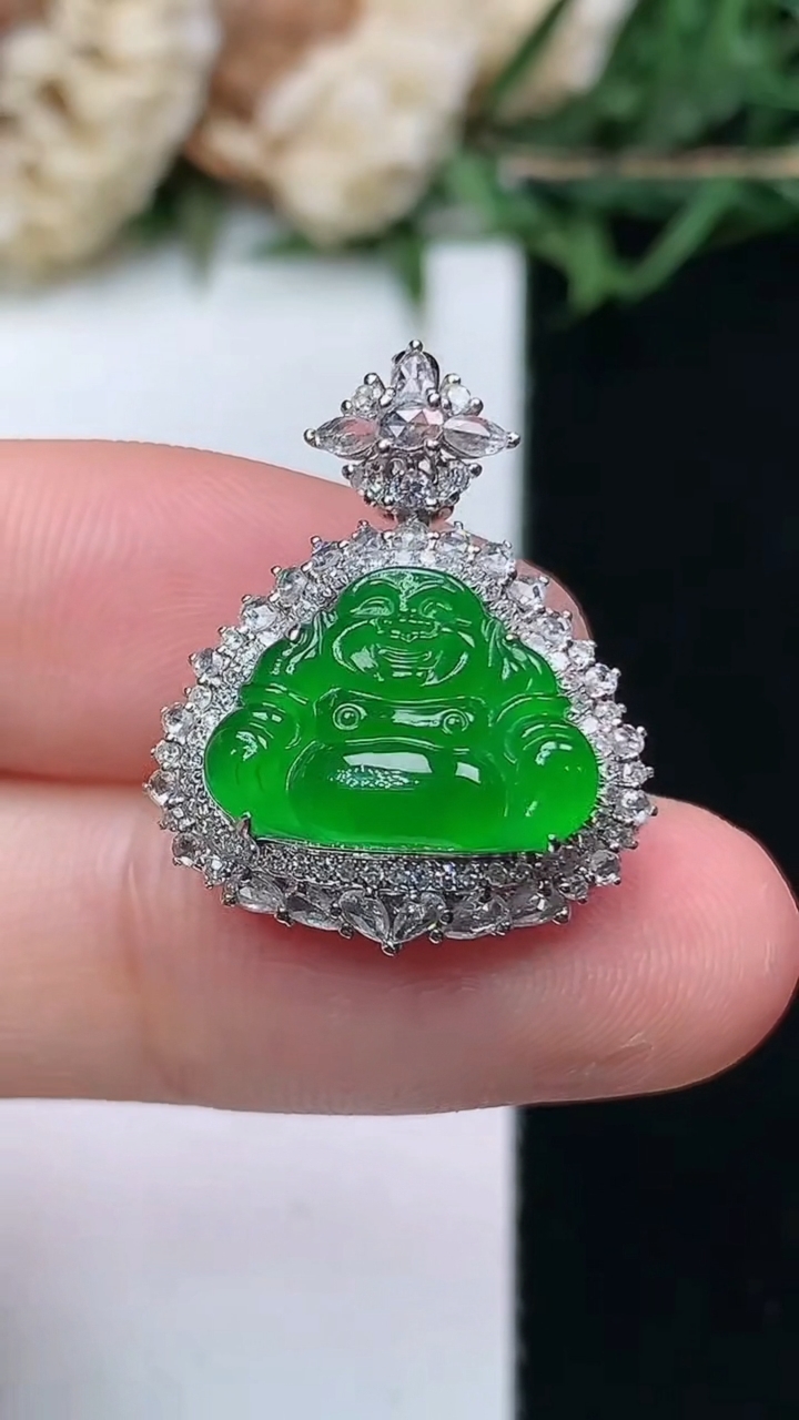 天然A货翡翠佛公吊坠，尺寸22-18.3-9.2，裸石9.8-13.7，重量:3.57g
4月15日