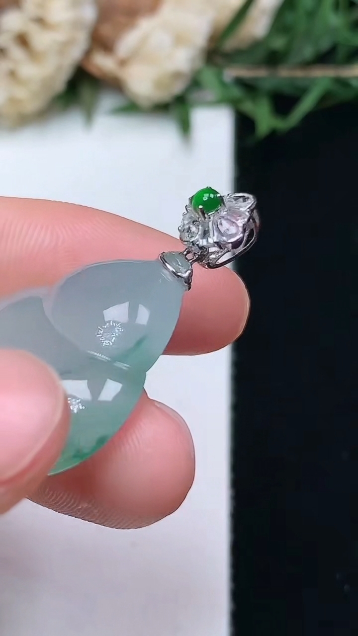 天然A货翡翠飘花葫芦吊坠，尺寸21.3-21.9-6.6，重量:6.00g
4月15日