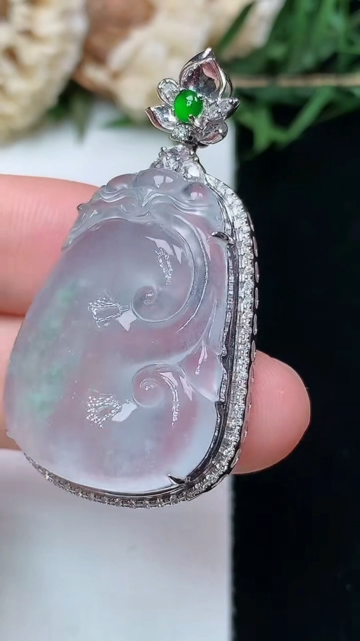 天然A货翡翠如意吊坠，尺寸40-22.8-8.9，裸石27.4-20，重量:6.85g
4月15日