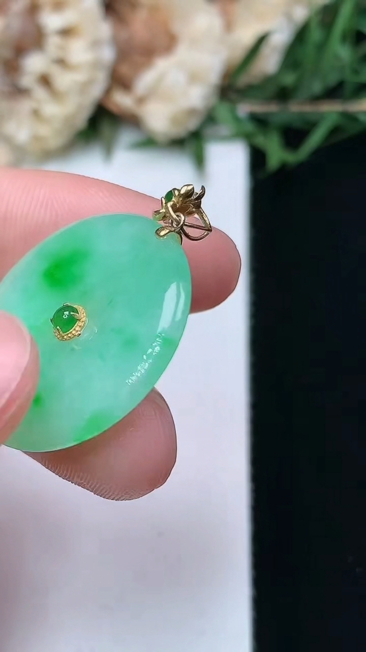 天然A货翡翠平安扣吊坠，尺寸23.4-3，重量:3.99g
4月15日