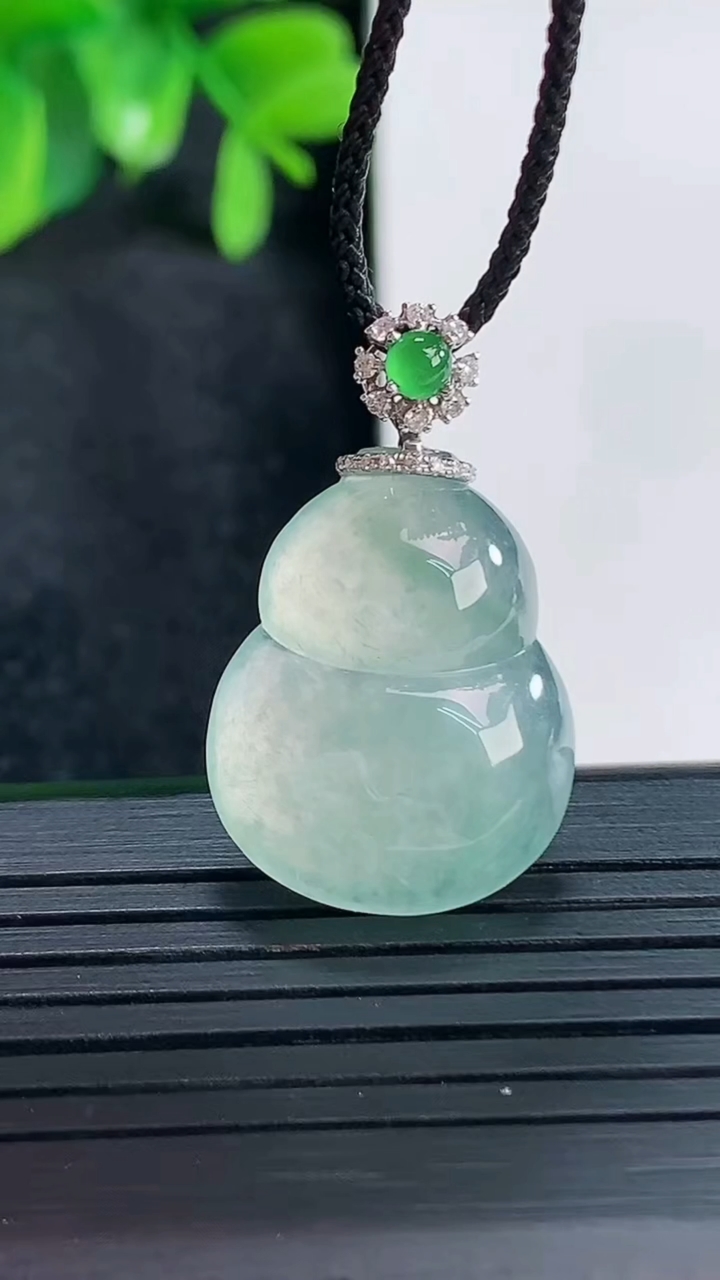 天然A货翡翠葫芦吊坠尺寸28.2-17.6-5.4重量:2.67g
4月15日