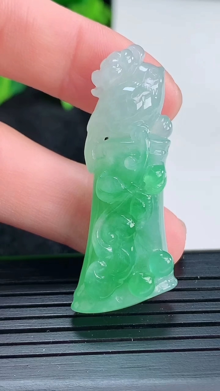 天然A货翡翠节节高升 竹节吊坠尺寸41.6-17.3-9.9重量:12.07g
4月15日