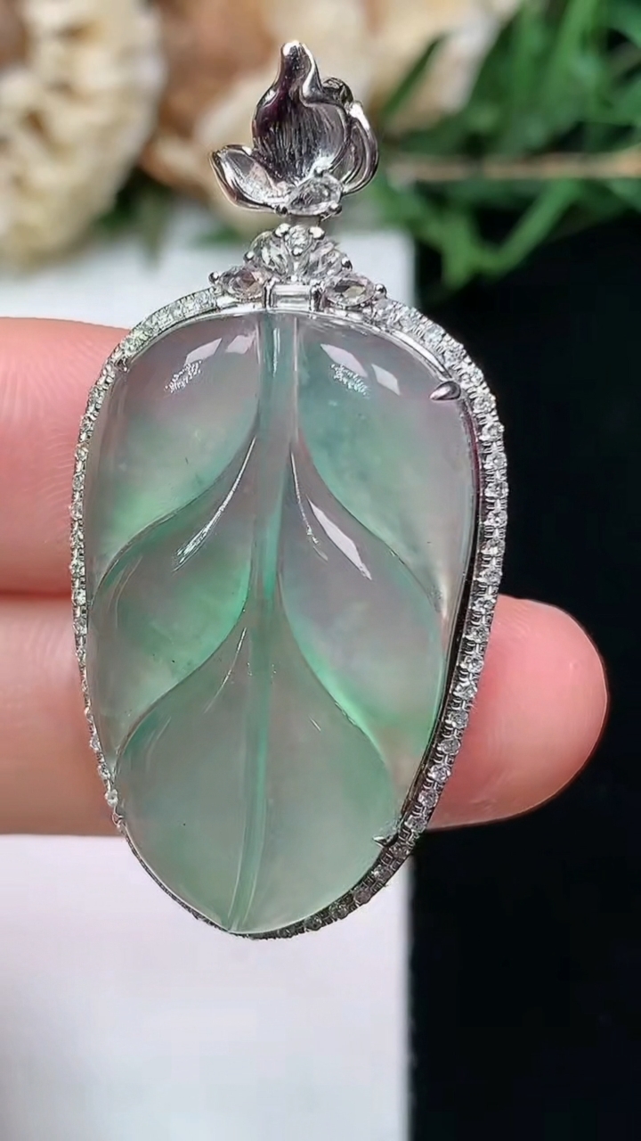天然A货翡翠金枝玉叶 叶子吊坠，尺寸39.4-19.8-8.2，裸石27.2-17.2，重量:5.00g
4月15日