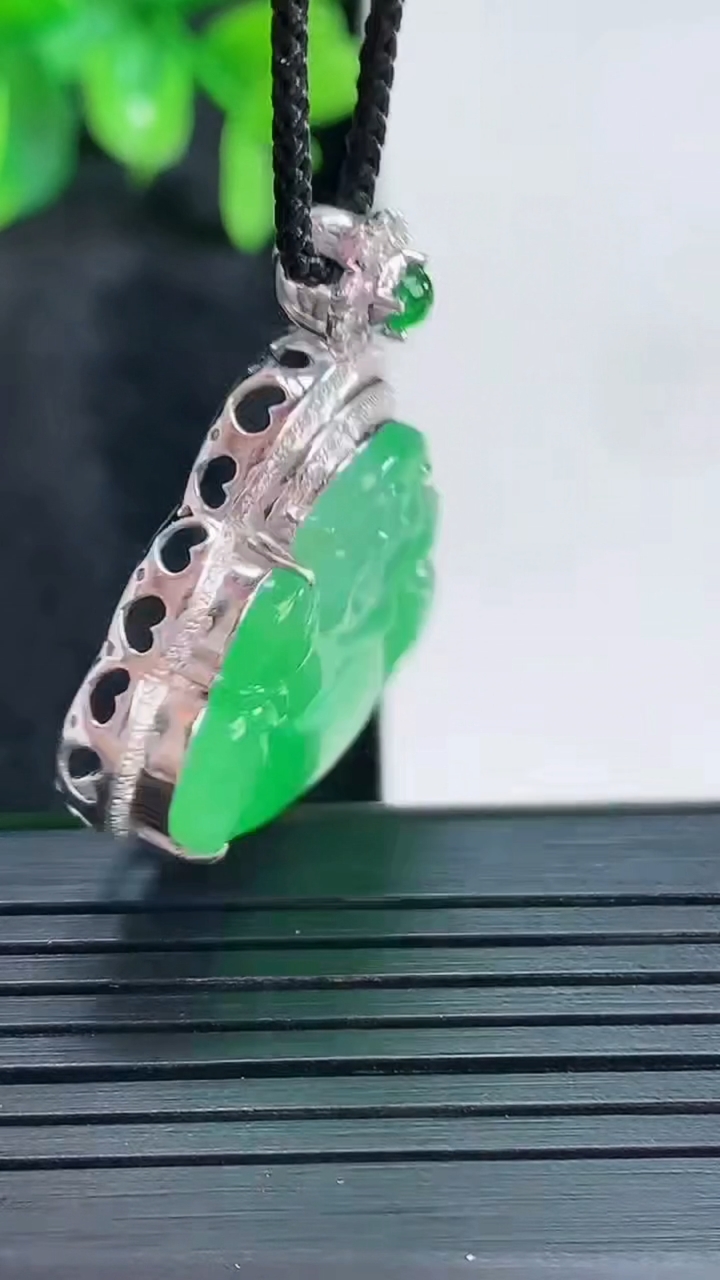 天然A货翡翠佛公吊坠尺寸31.8-29-8.3裸石20.2-25.9重量:8.71g
4月15日