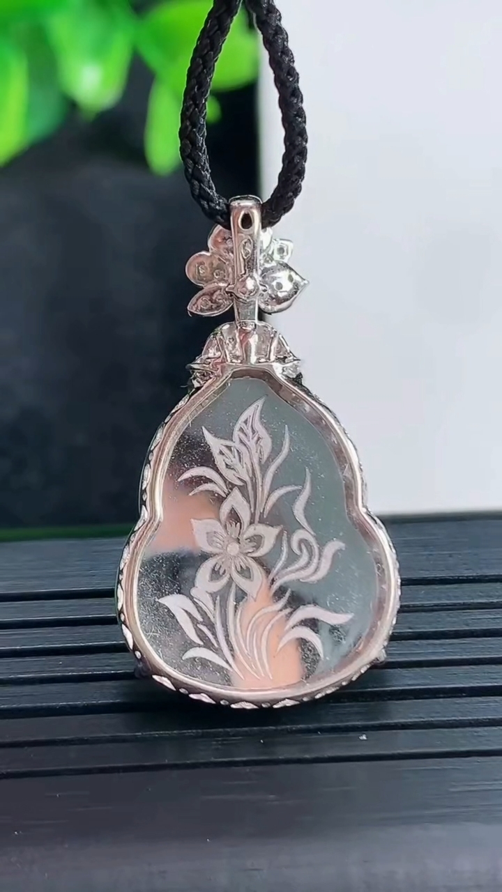 天然A货翡翠葫芦吊坠尺寸32.8-22.7-18.1-5.3重量:4.75g
4月15日