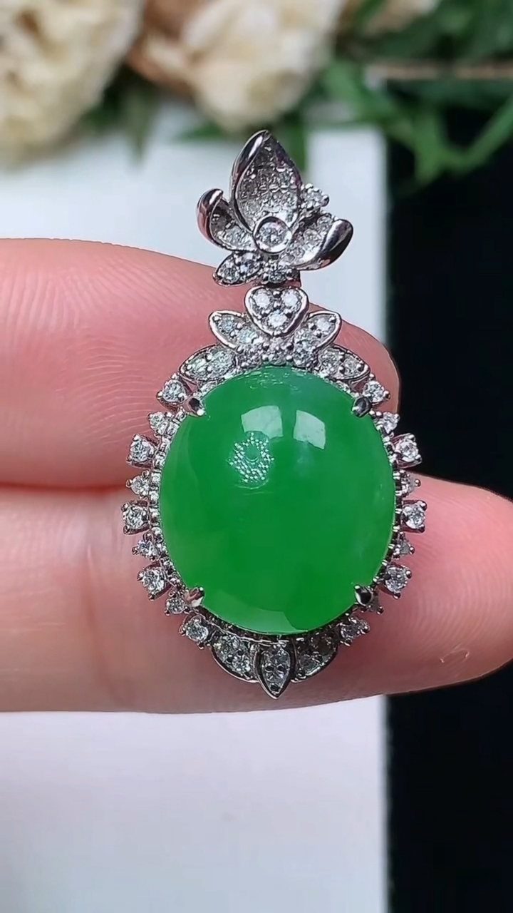 天然A货翡翠蛋面吊坠，尺寸28.2-15.3-10，裸石12.8-11.5
4月15日，重量:4.2