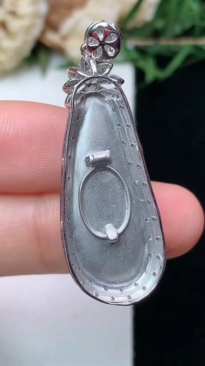 天然A货翡翠福瓜吊坠，尺寸38.6-13.7-7.8，裸石26.6-10.5，重量:5.21g
4月15日