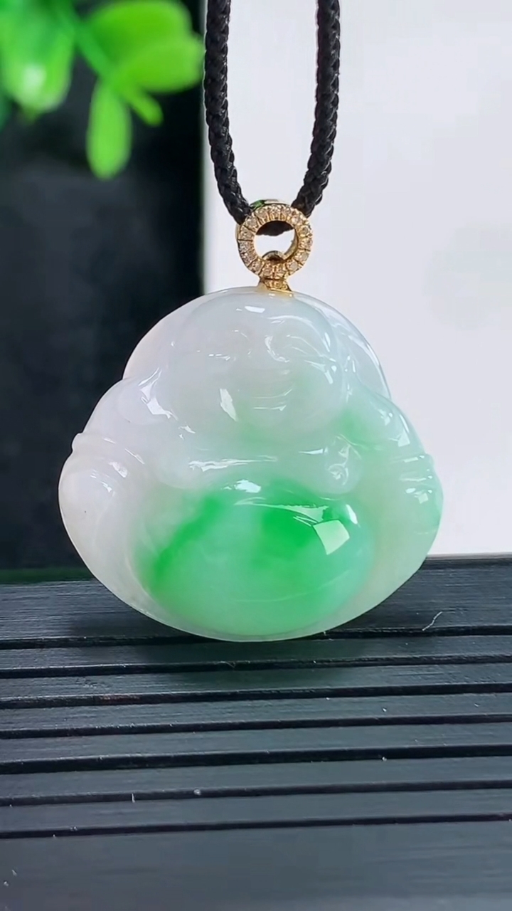 天然A货翡翠佛公吊坠尺寸23.9-25.8-5.4重量:5.75g
4月15日