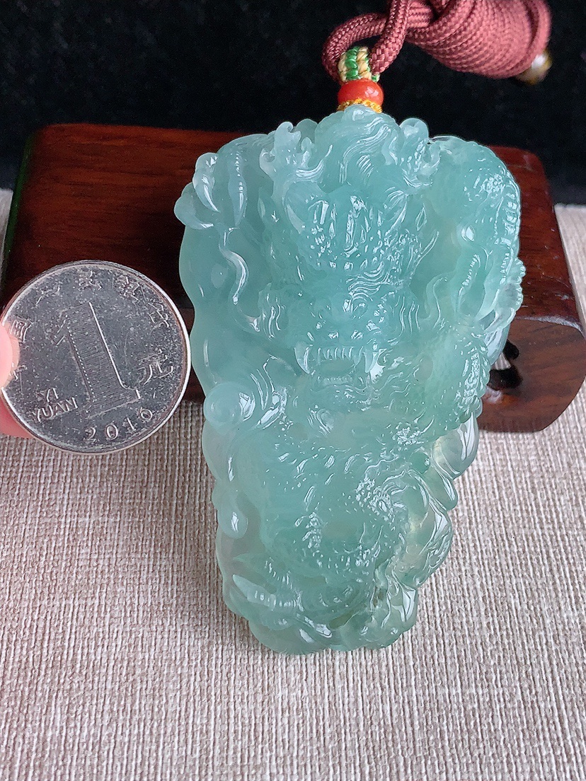 天然A货翡翠晴水龙牌吊坠  
尺寸72-46.2-12.2mm 重量66.25g 0414