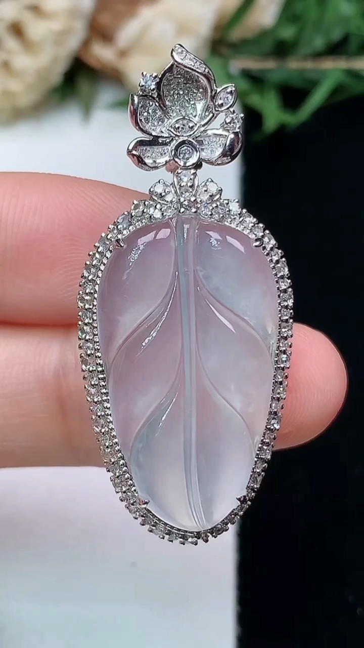 天然A货翡翠白冰金枝玉叶 叶子吊坠，尺寸40.5-17.8-8.8，裸石24.9-14.4，重量:5