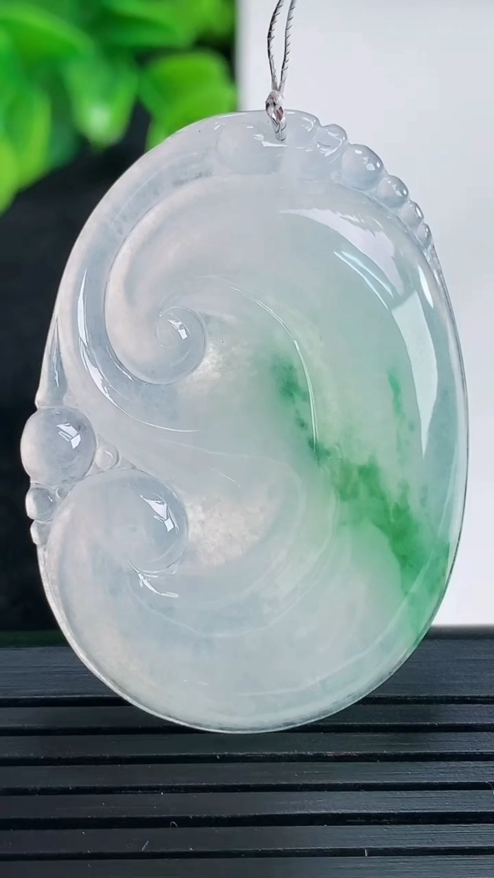 天然A货翡翠飘花如意吊坠尺寸44.4-32.4-5.4重量:15.83g
4月15日