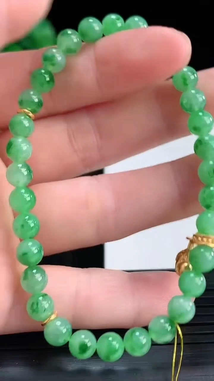 天然A货翡翠圆珠手串尺寸5.4-32颗重量:10.39g4月15日
工厂直销收藏佳品,种好水足，色泽均匀，有种有色，上手高大气！