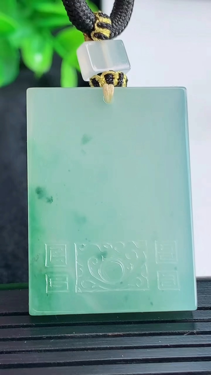 天然A货翡翠飘花仿古无事牌吊坠尺寸37.5-26.9-5.4重量:26.13g
4月15日