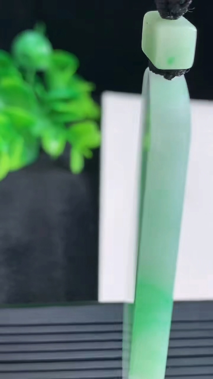 天然A货翡翠无事牌吊坠尺寸62.6-40.4-5.5重量:48.51g
4月15日