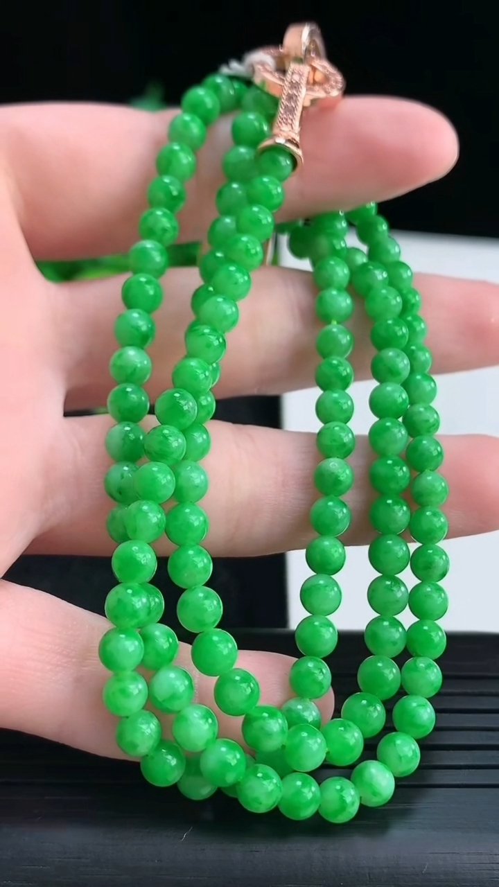 天然A货翡翠圆珠项链尺寸4.4-128颗重量:21.78g
4月15日