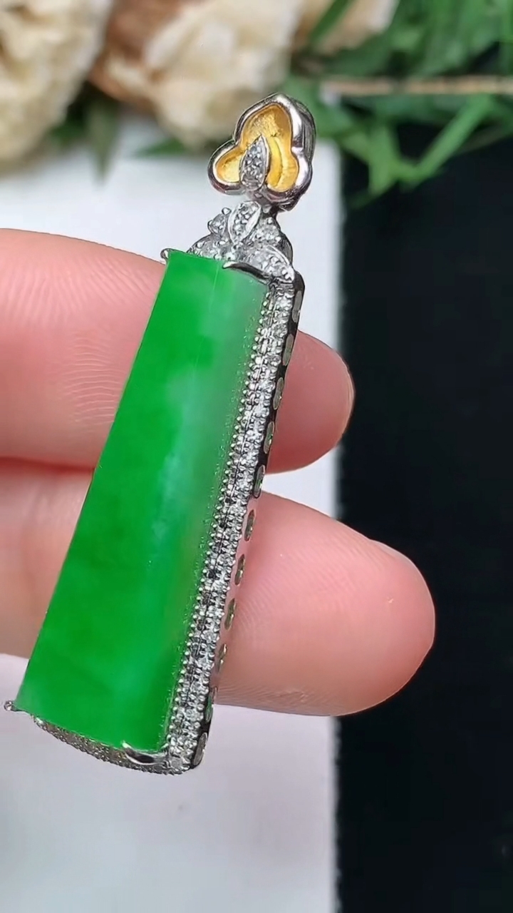 天然A货翡翠无事牌吊坠，尺寸38.7-10.6-8，裸石26-7.4，重量:4.44g
4月15日