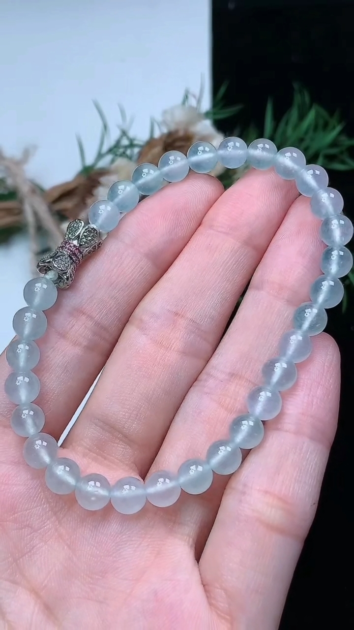 天然A货翡翠白冰圆珠手串，尺寸5.8-30颗，重量:12.36g4月15日
工厂直销收藏佳品,种好水足，色泽均匀，有种有色，上手高大气！