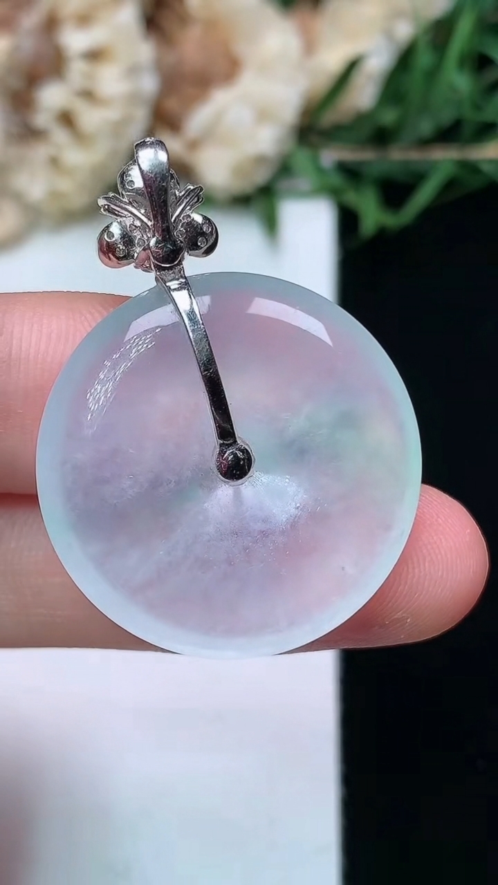 天然A货翡翠平安扣吊坠，尺寸24.7-4.9，重量:6.83g
4月15日