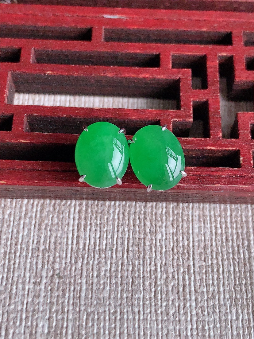 天然A货翡翠18K金镶嵌阳绿蛋面耳钉 
尺寸9.2-7.2mm 重量2.35g 0414